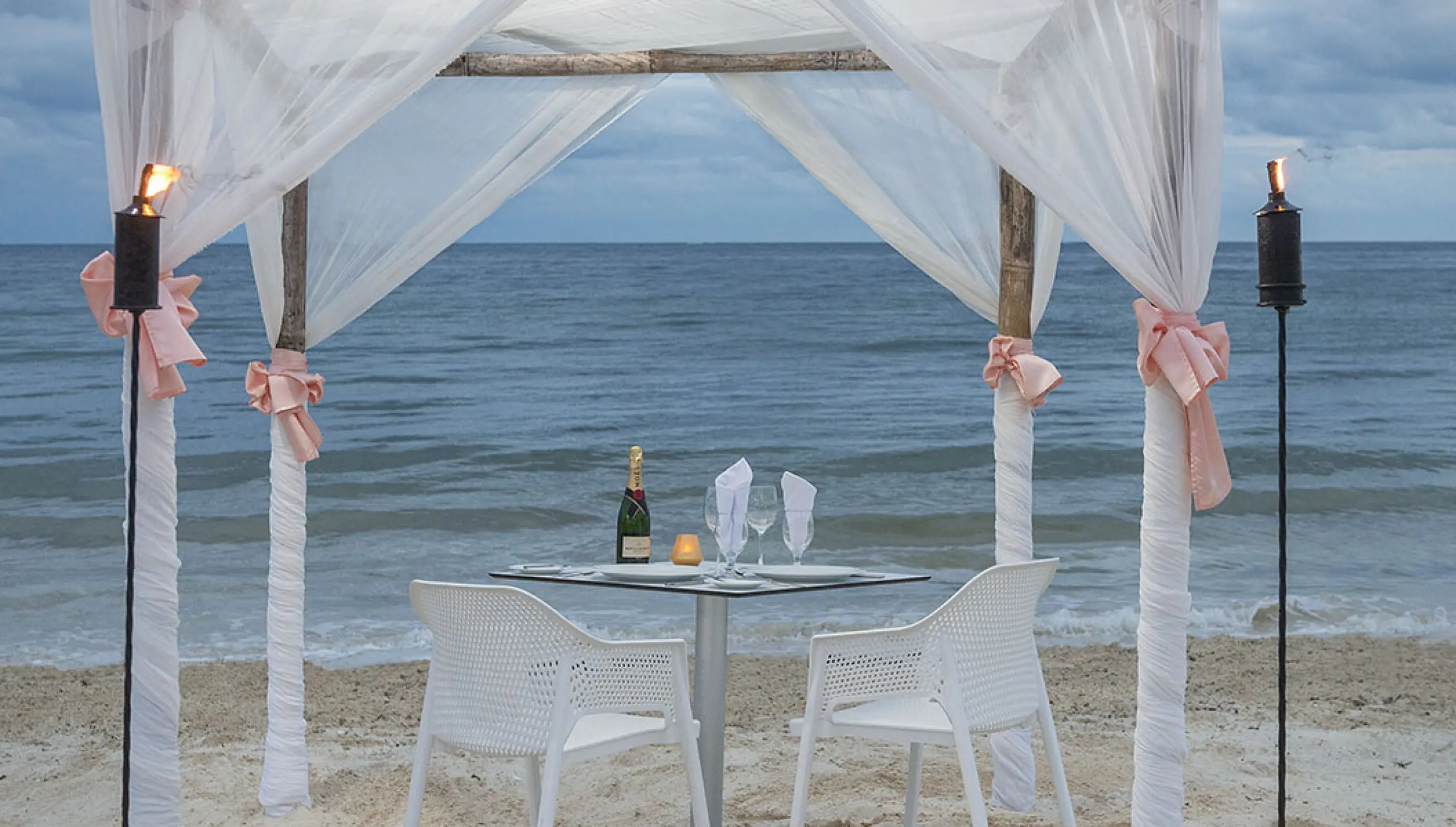 Romantic DInner setup for elopements at the beach in Ocean Coral and Turquesa Resort.