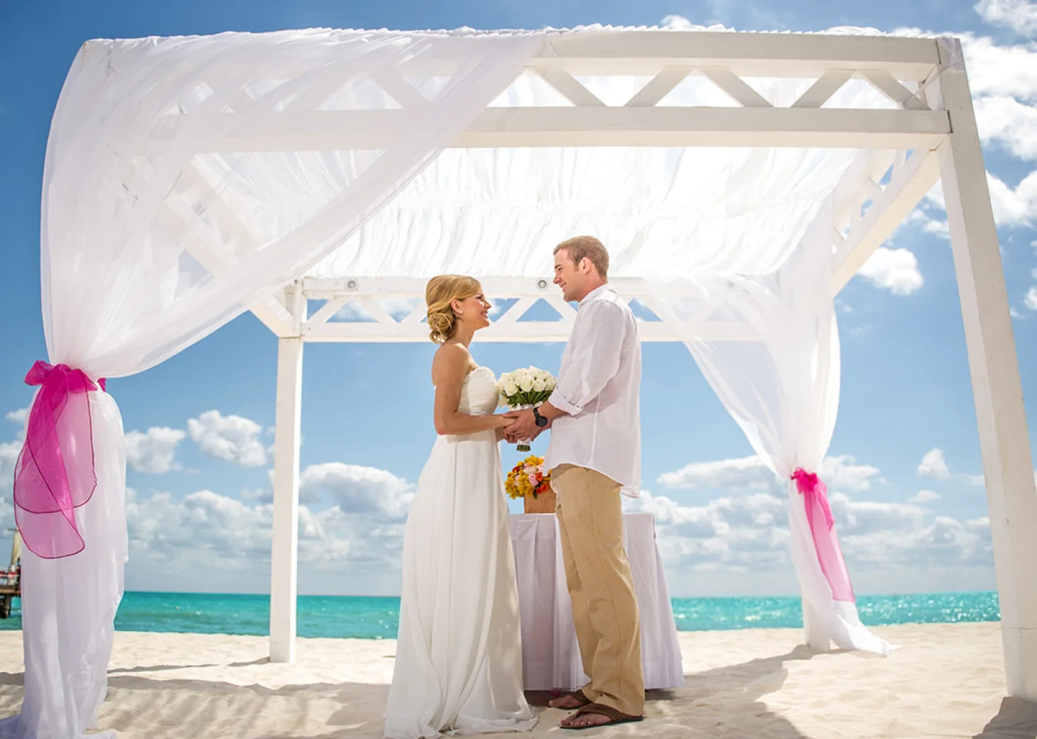 Beach wedding ceremony at Ocean Coral and Turquesa