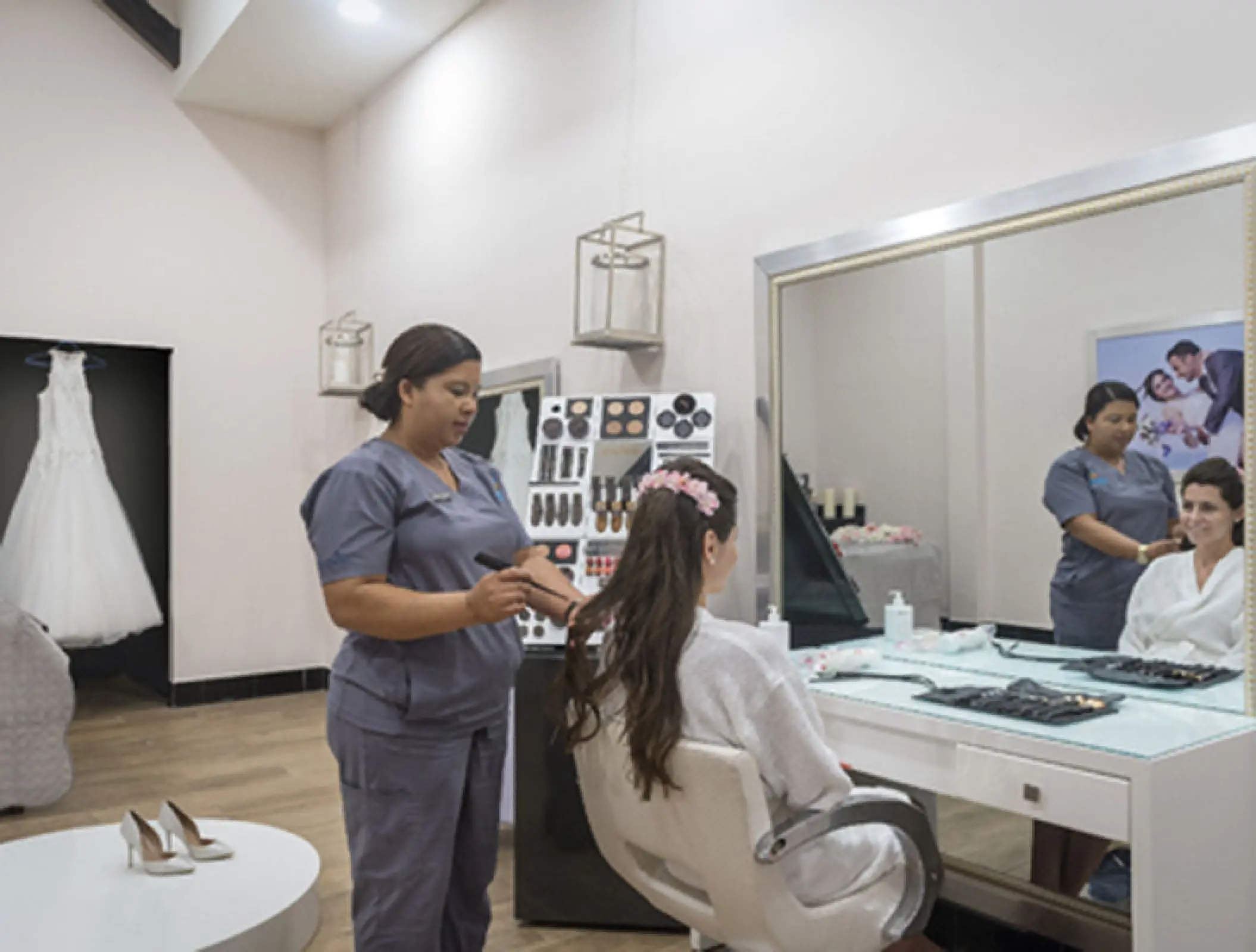 Bride getting ready in the bridal suite at H10 Ocean Coral & Turquesa, Riviera Maya