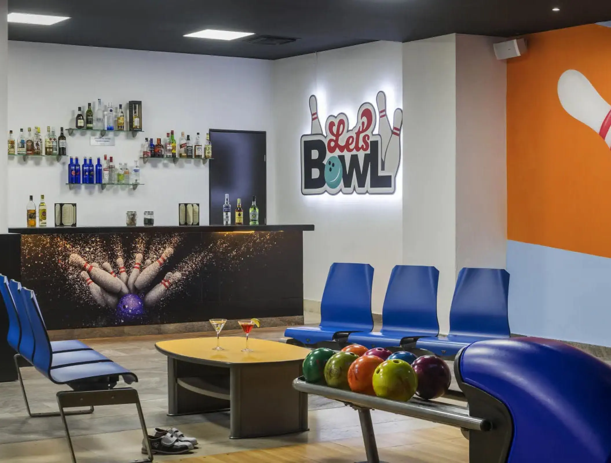 Bowling alley with a bar and seating area at Ocean Coral & Turquesa, Riviera Maya