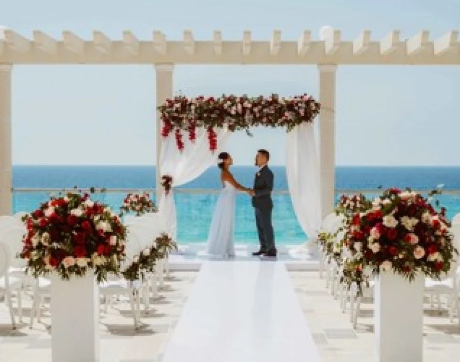 Altar wedding in Cancun overlooking the ocean