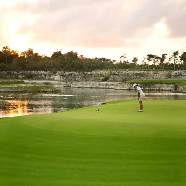 Golfer putting on the green at Bahia Principe Luxury Sian Ka’an, Tulum