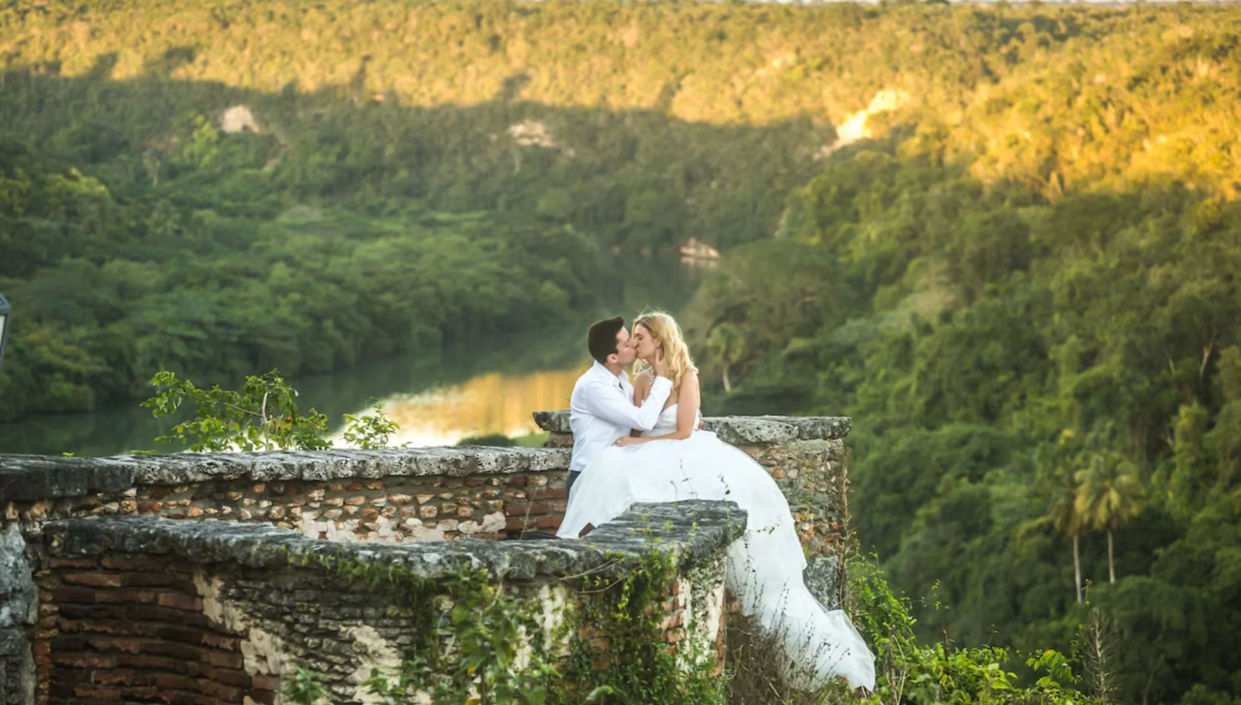 bride and groom at the terrazza del corazon venue at Casa de Campo