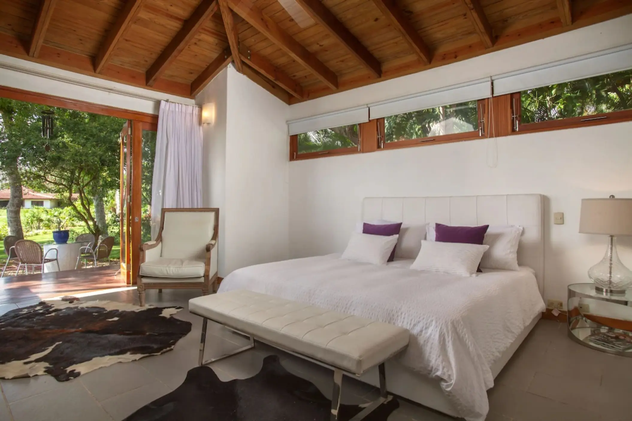 Four-bedroom garden villa bedroom with wooden vaulted ceiling at Casa de Campo, La Romana