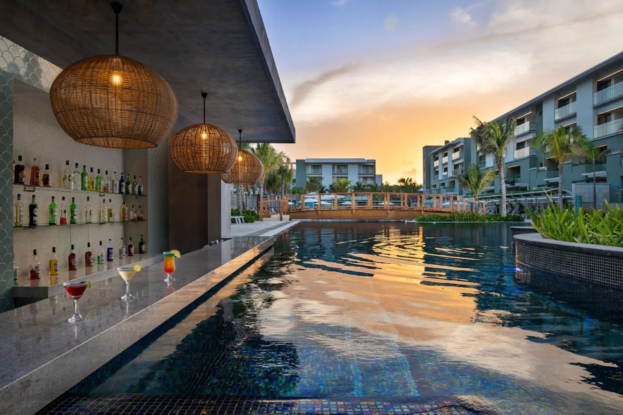 Swim-up bar and swimming pool at Catalonia Grand Costa Mujeres, Cancun