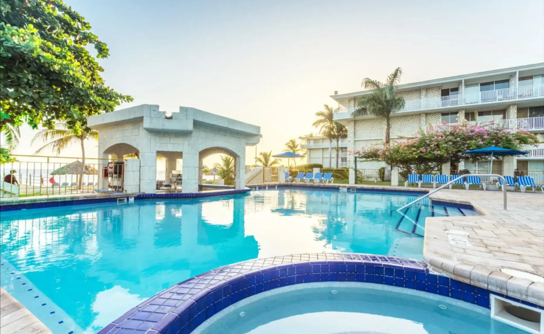 Swimming pool and hot tub with a swim-up bar at Catalonia Montego Bay, Montego Bay