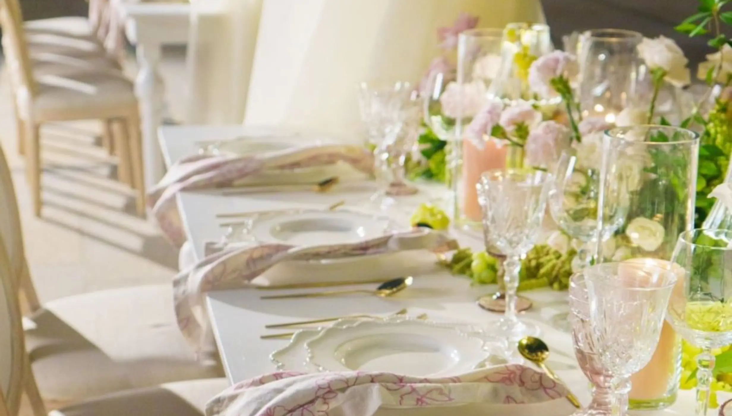 Elegant reception table setup with white linens and floral centerpieces at Live Aqua Playa del Carmen