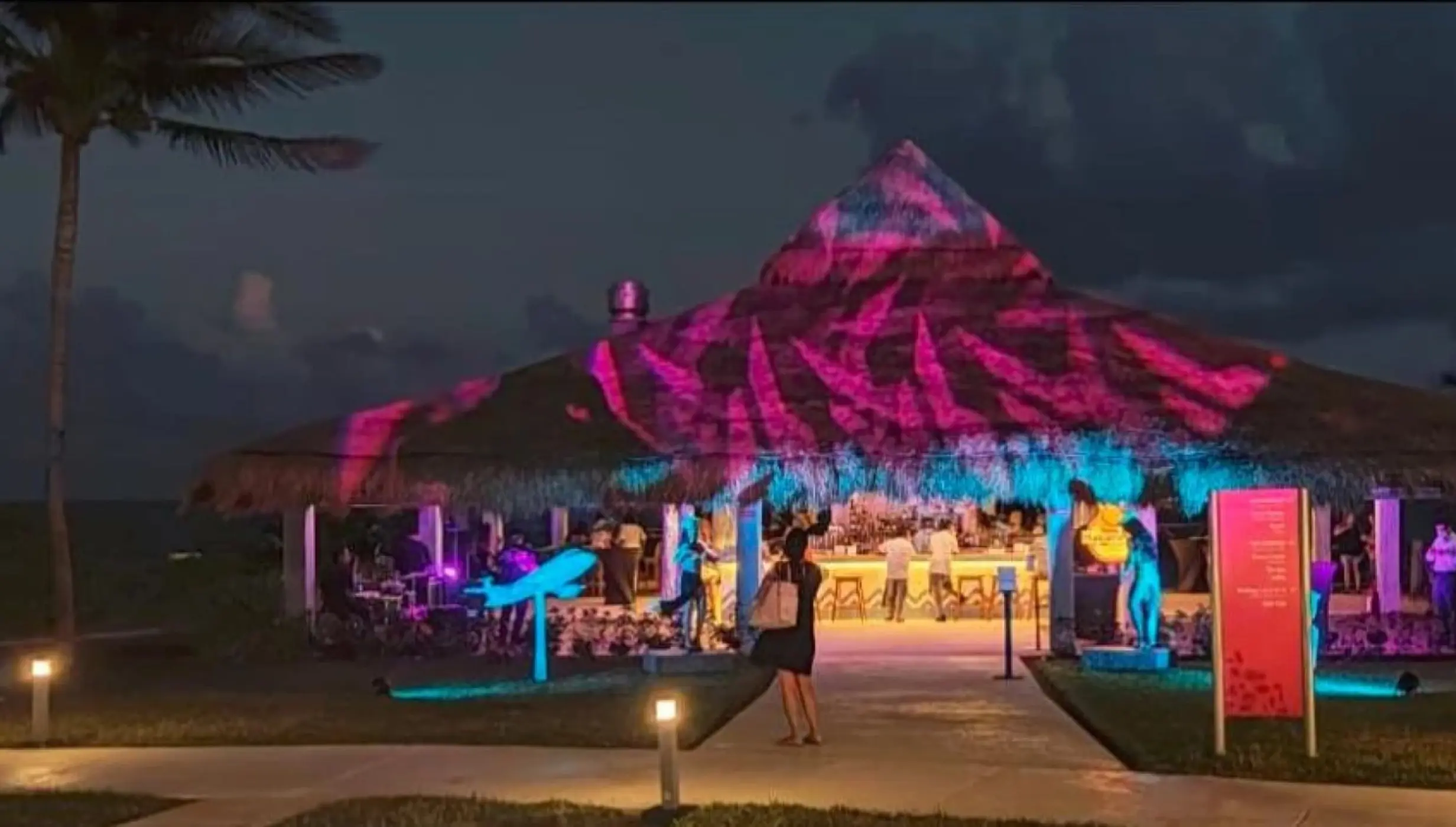 habaneros bar in the evening at Dreams Puerto Morelos Resort & Spa