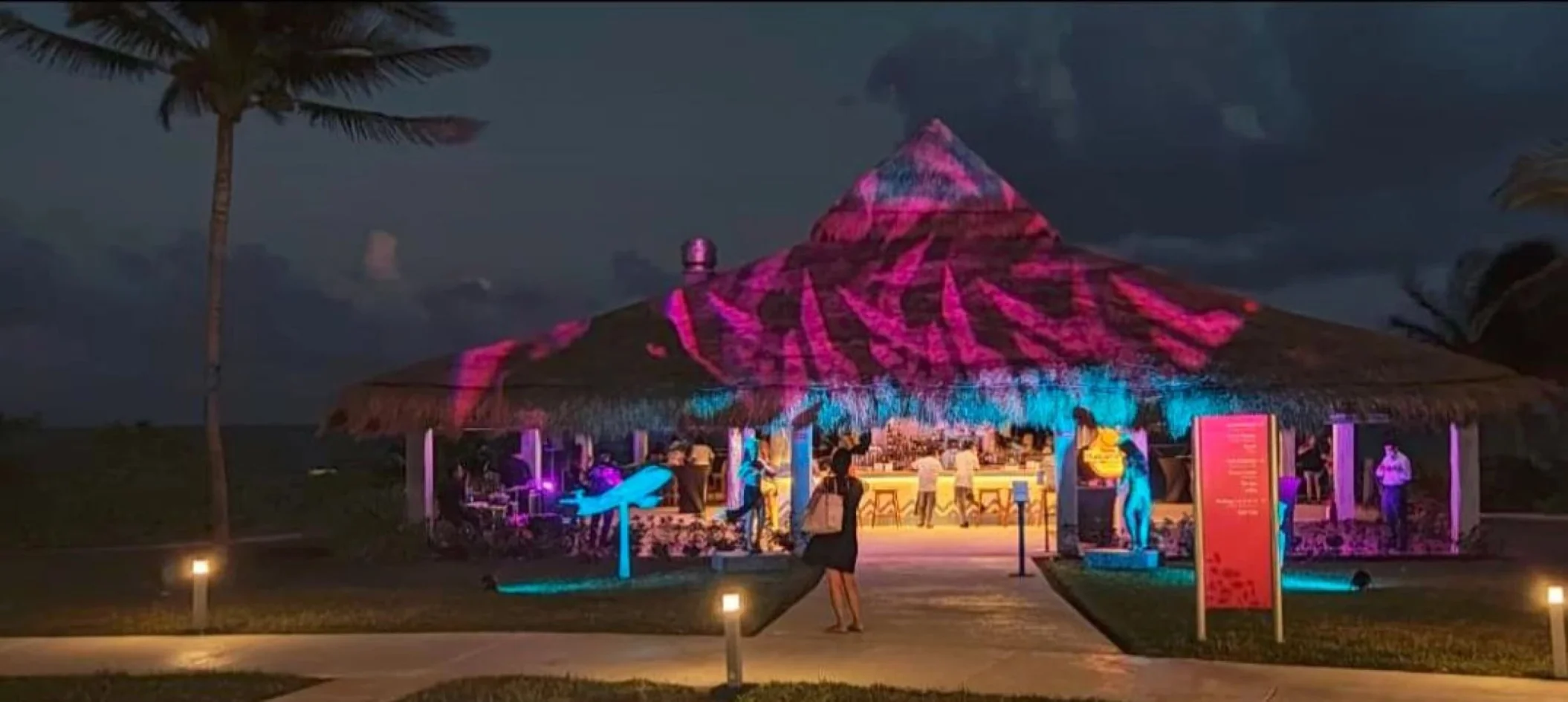 habaneros bar in the evening at Dreams Puerto Morelos Resort & Spa