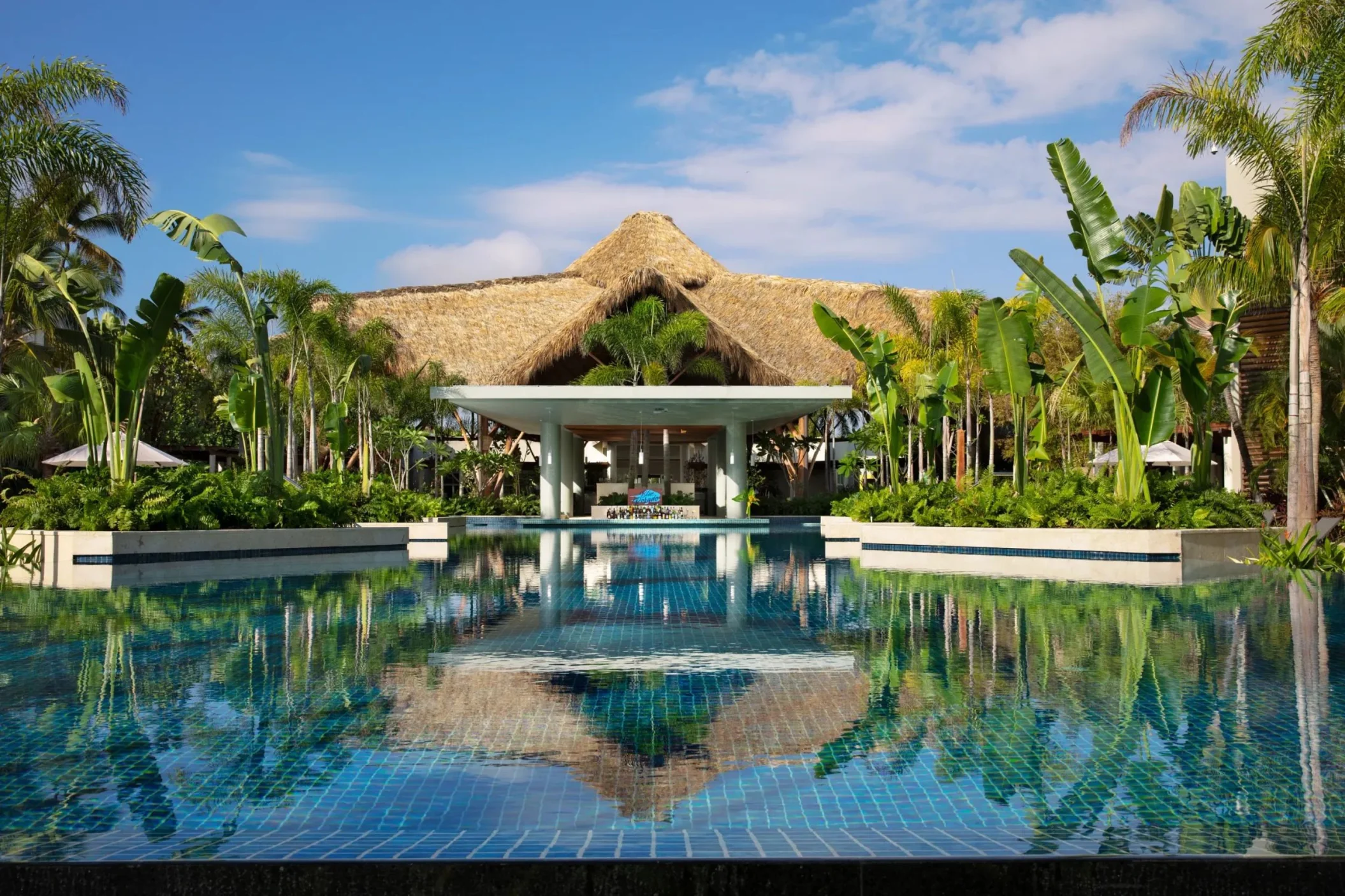 pool and swim-up bar at Dreams Royal Beach Punta Cana