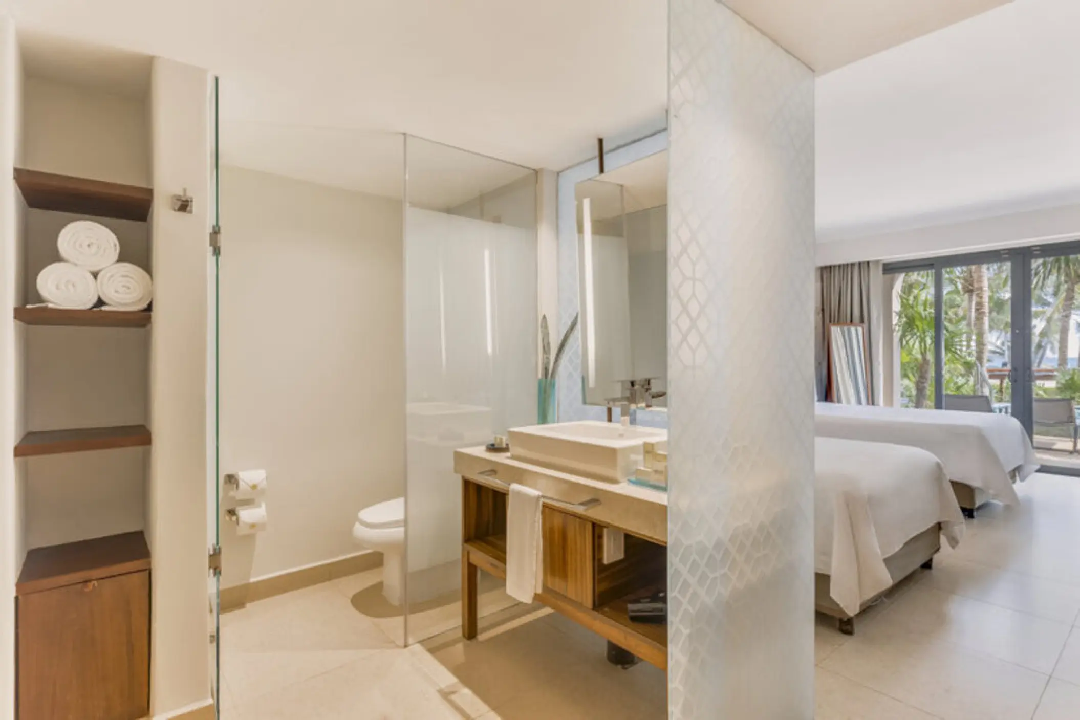 Modern bathroom and double bedroom at Fiesta Americana Condesa, Cancun