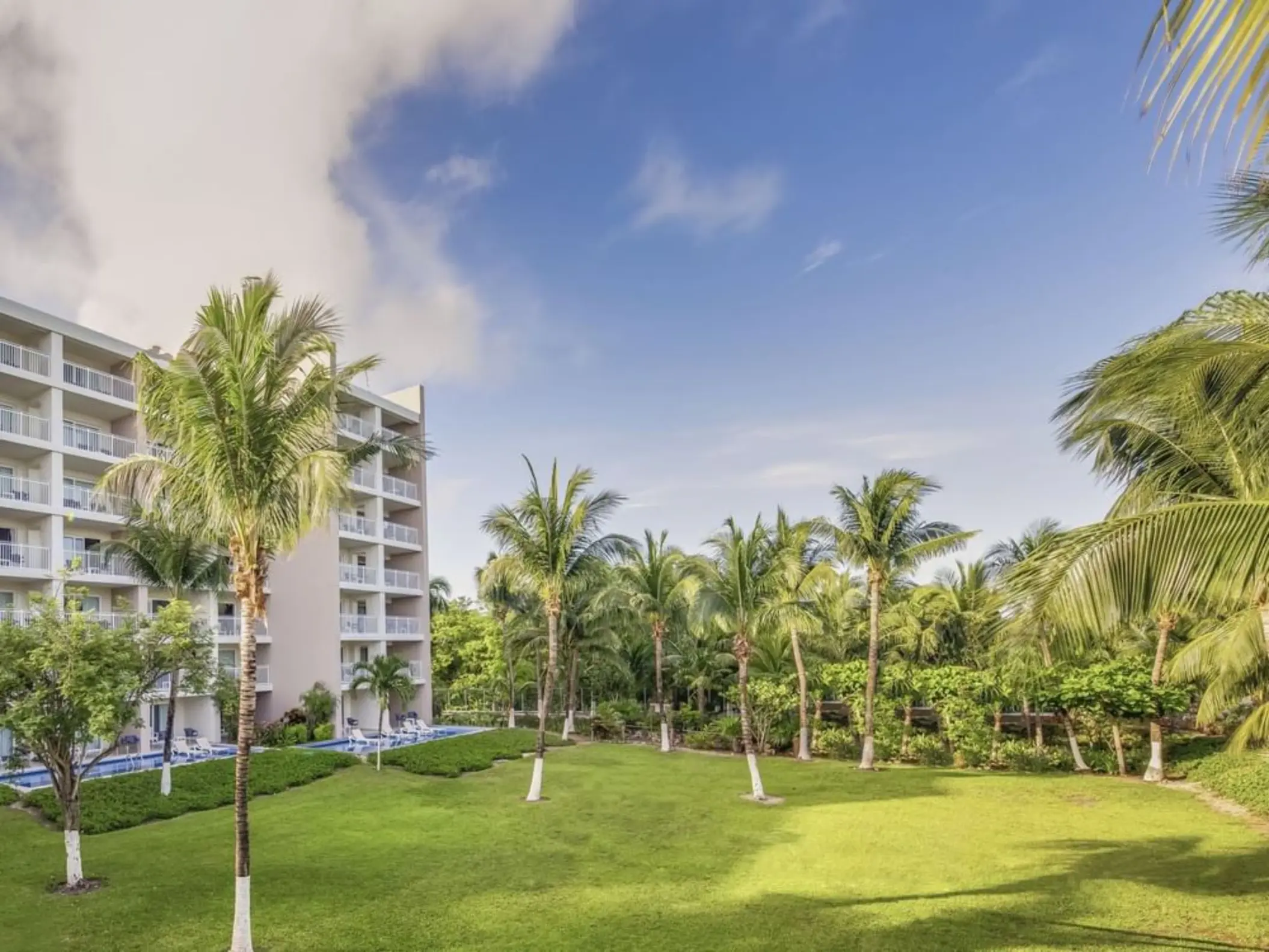 Palm tree lined garden venue at Fiesta Americana Cozumel
