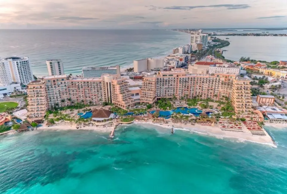 Aerial view of Grand Fiesta Americana Coral Beach resort and turquoise Caribbean waters, Cancun