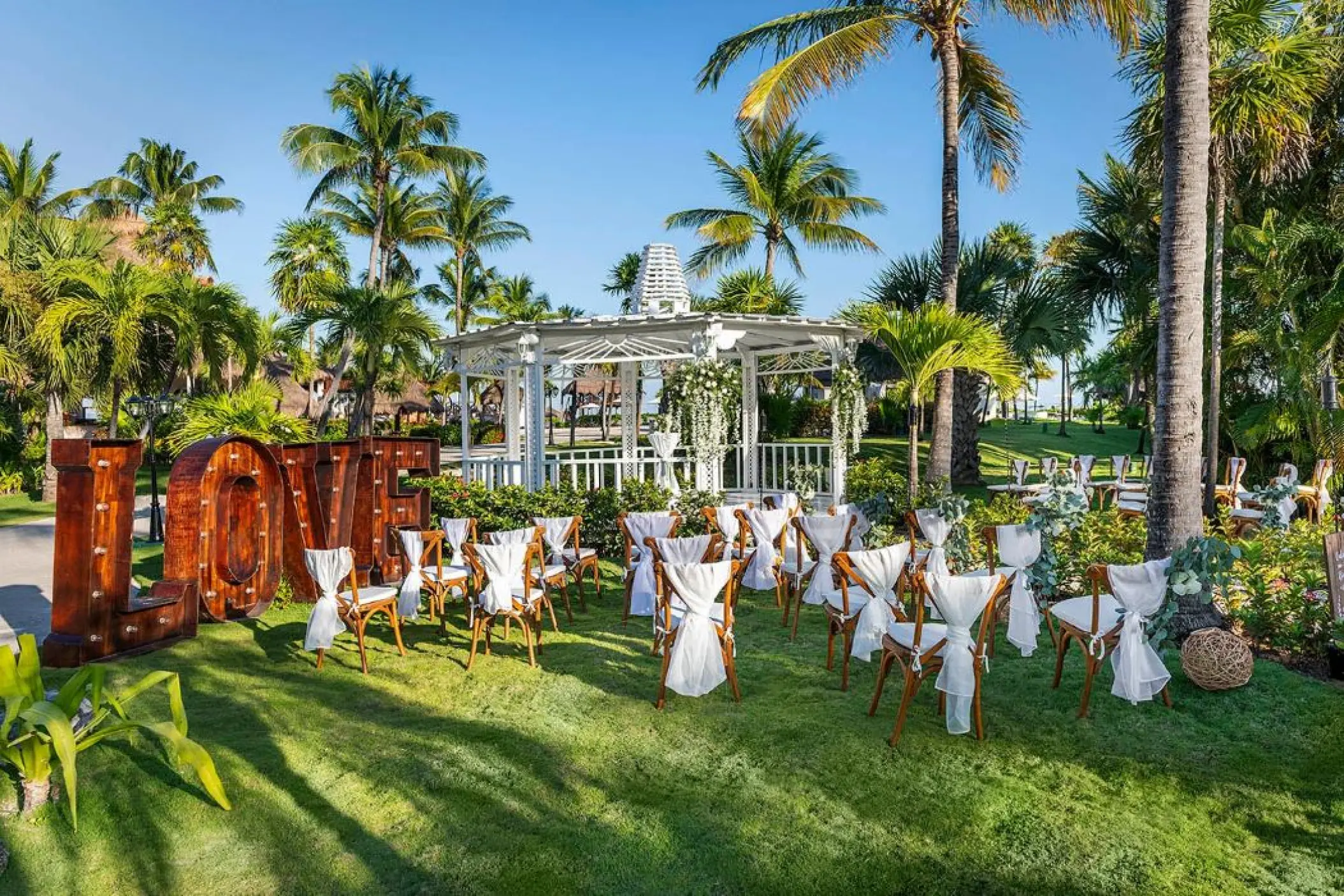 Garden wedding ceremony at H10 Ocean Maya Royale, Riviera Maya