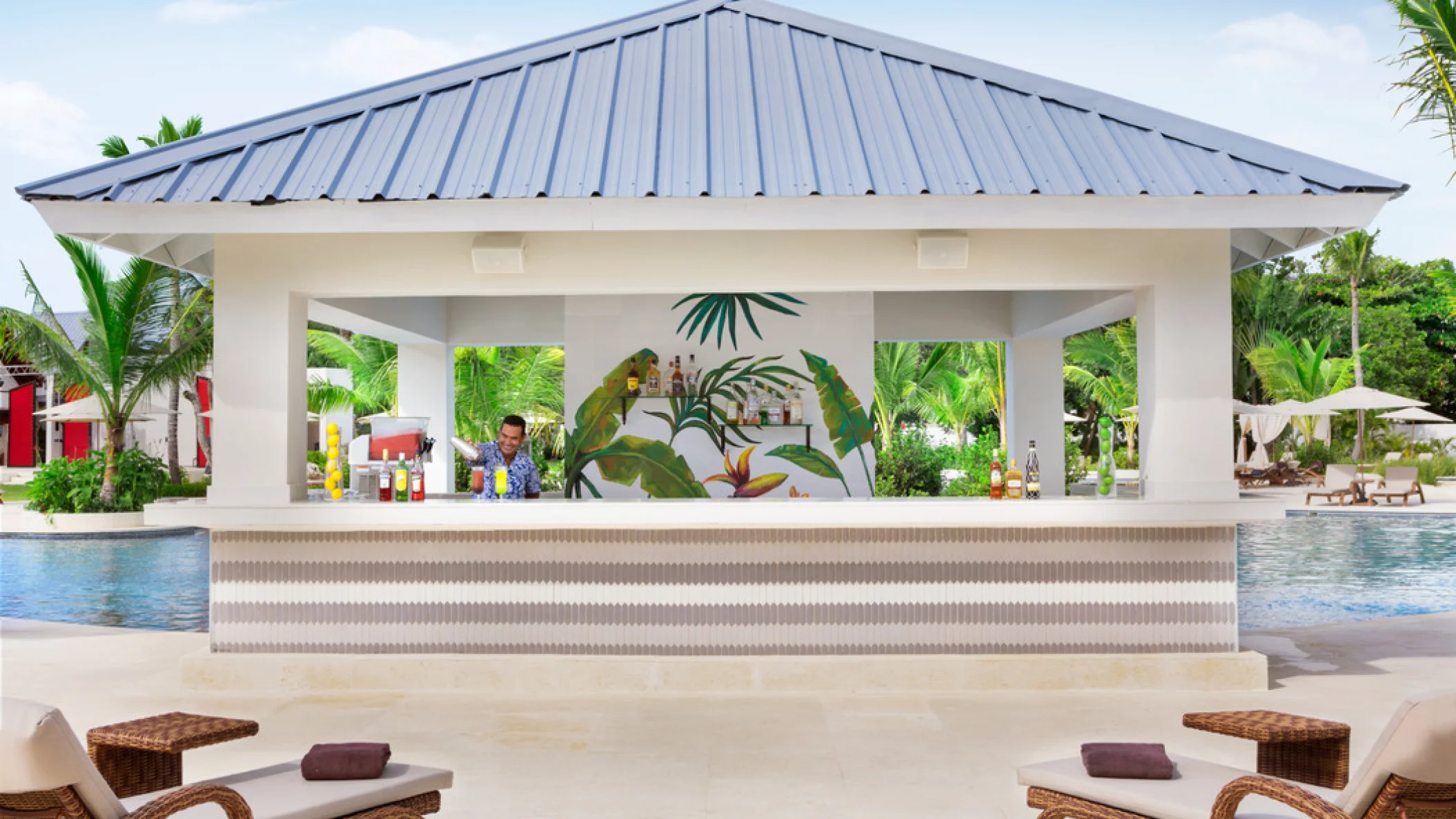 swim-up bar at Dreams La Romana