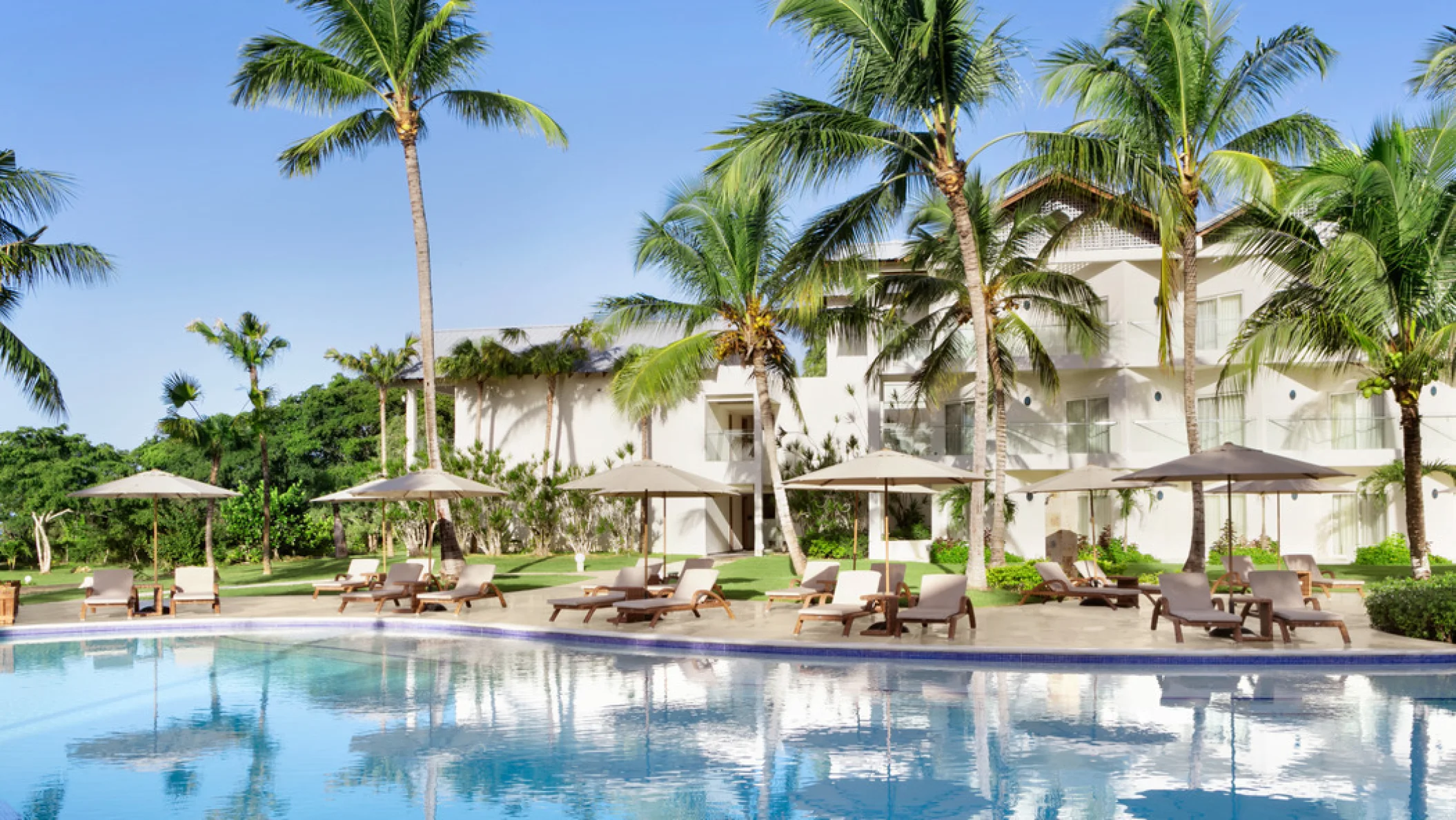 pool and suites at Dreams La Romana Resort & Spa