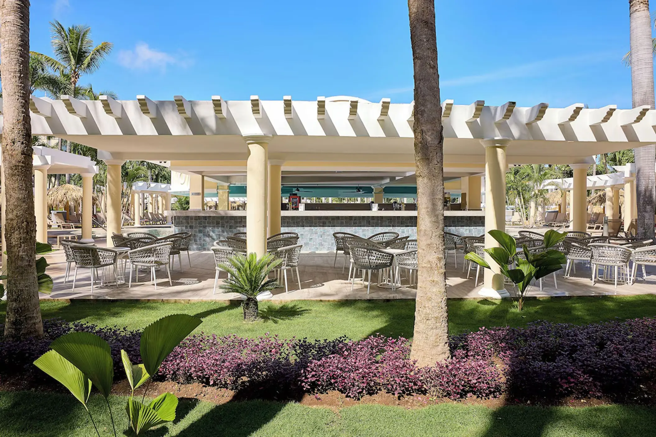 poolside bar at Hotel Riu Guanacaste