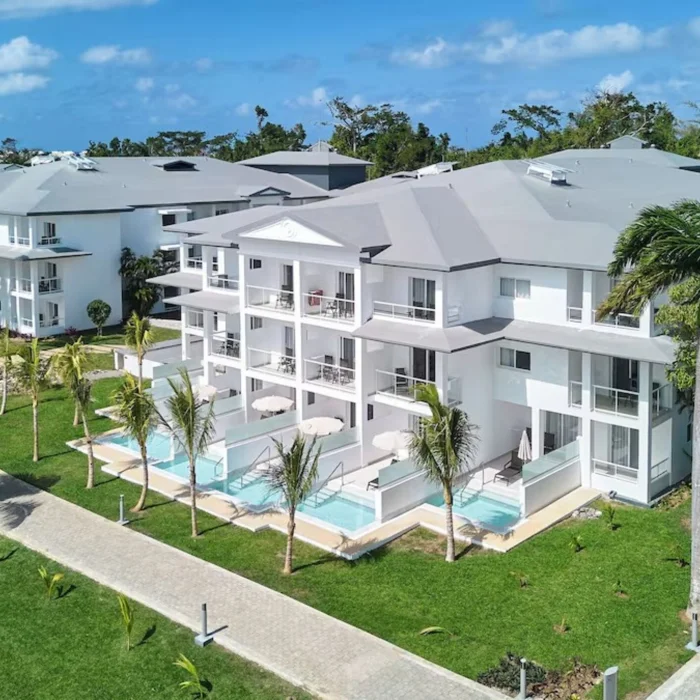 garden and buildings at Hotel Riu Negril