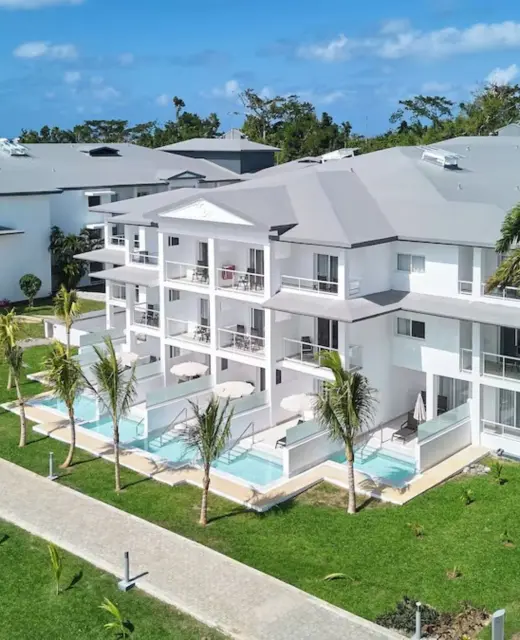 garden and buildings at Hotel Riu Negril
