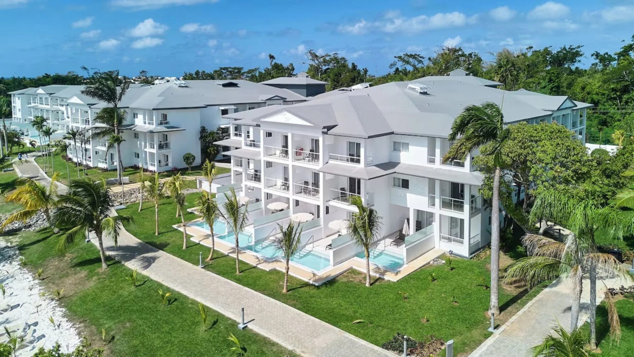 garden and buildings at Hotel Riu Negril