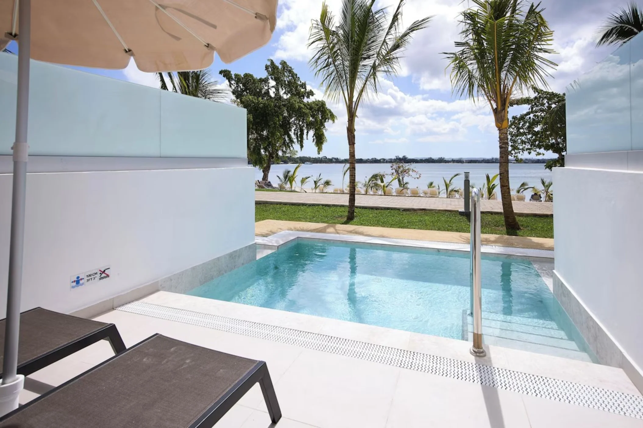 swim-out suite at Hotel Riu Negril