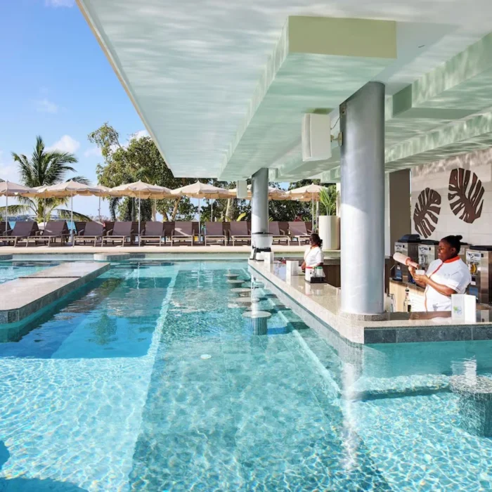 swim-up bar at Hotel Riu Negril