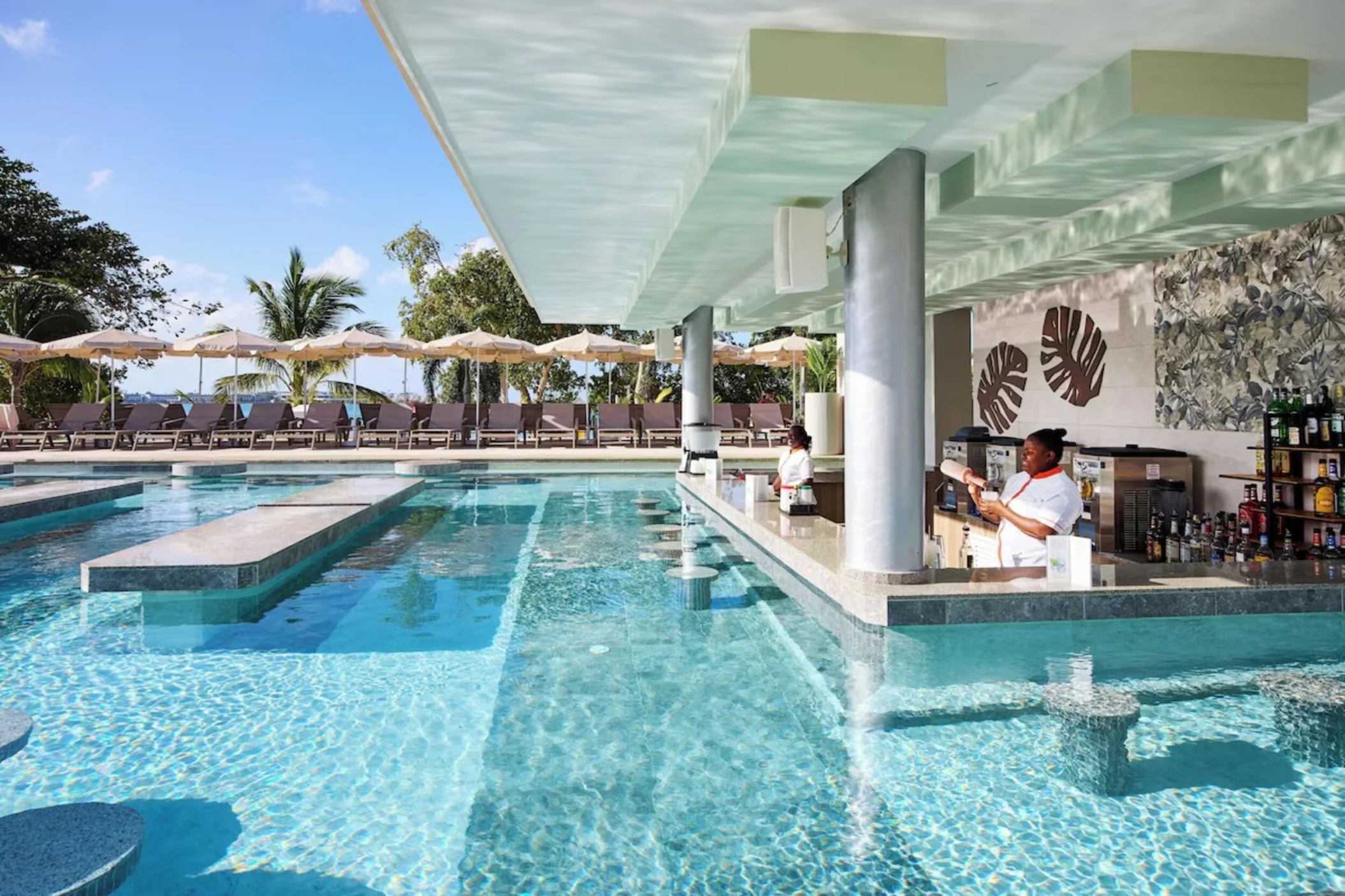 swim-up bar at Hotel Riu Negril
