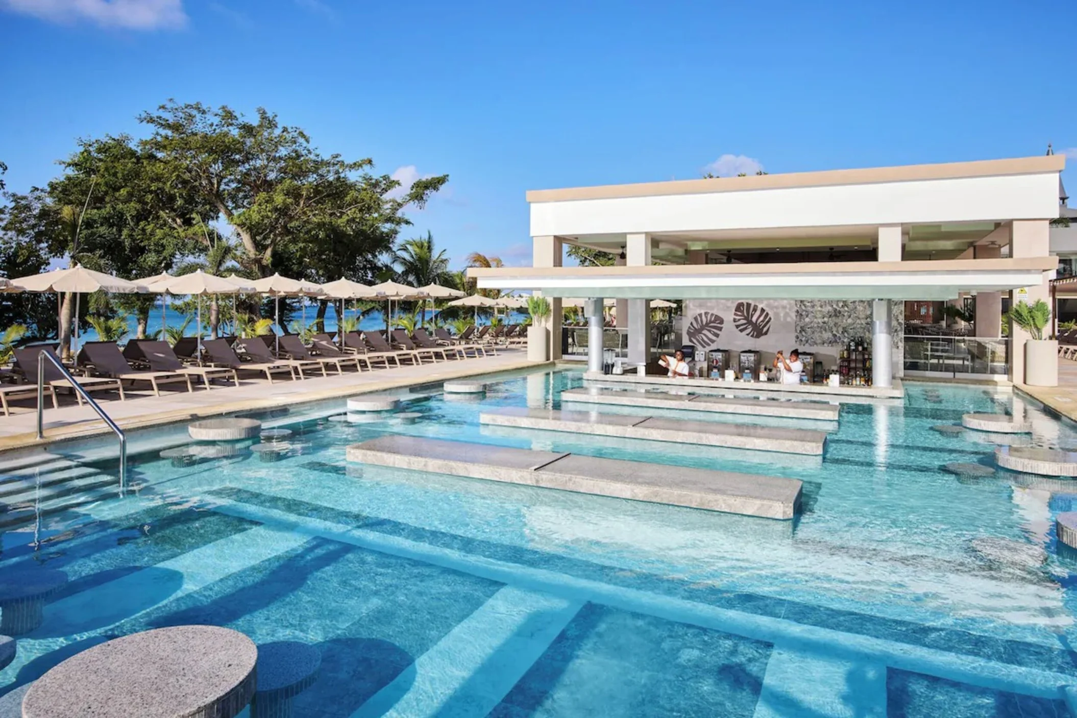 swim-up bar at Hotel Riu Negril