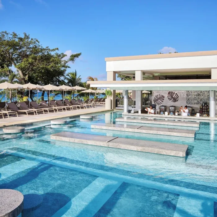 swim-up bar at Hotel Riu Negril