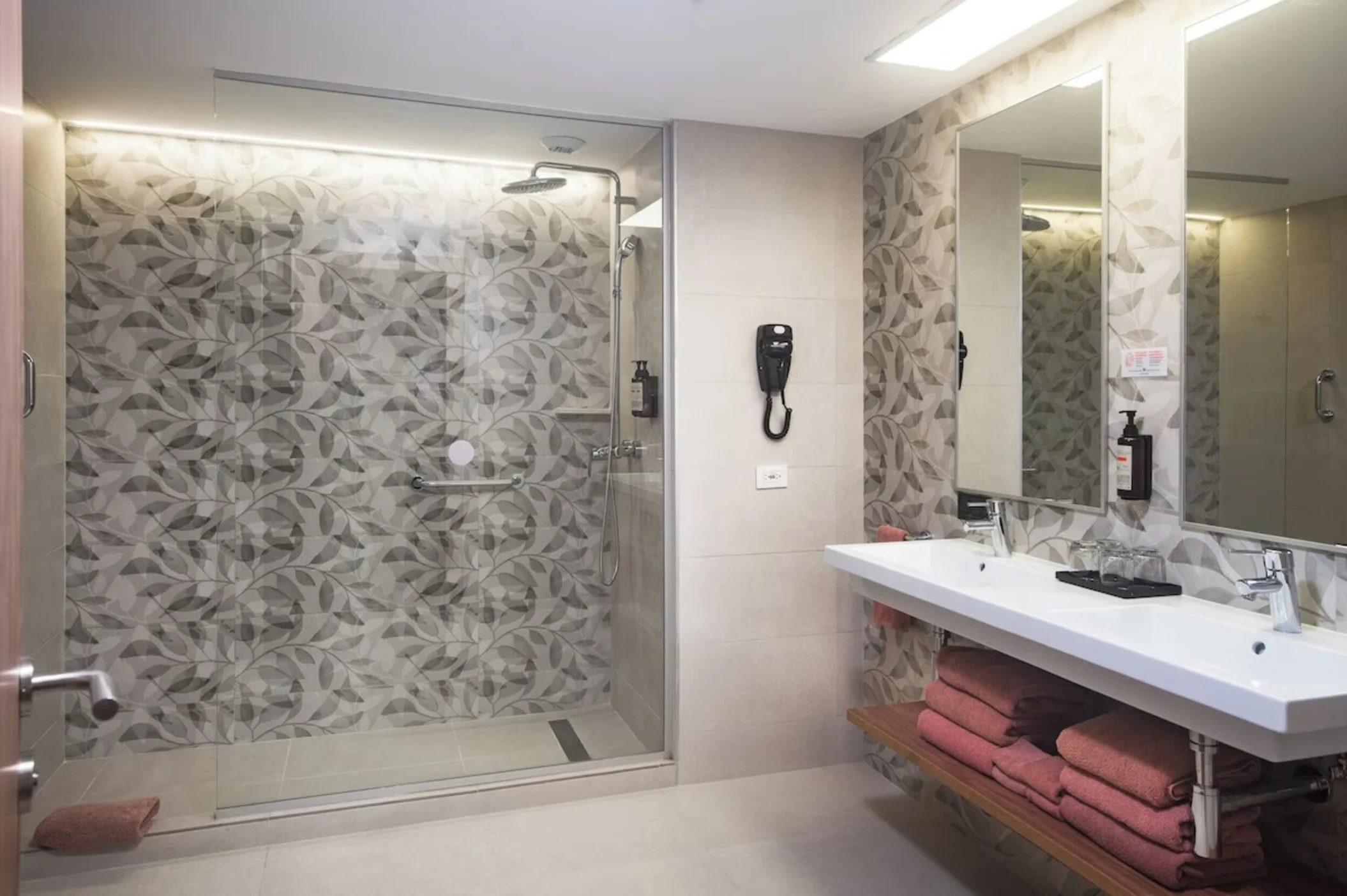 Spacious bathroom with twin vanities of room at Hotel Riu Negril