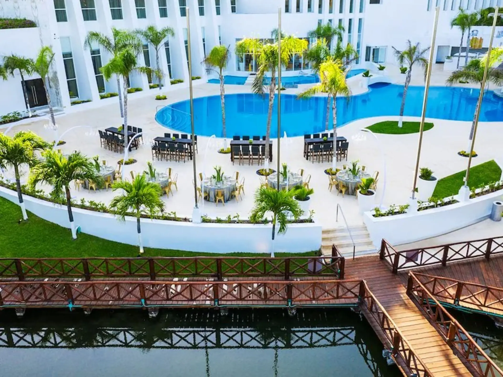 Luna Terrace wedding reception setup by the pool at Le Blanc Spa Resort, Cancun