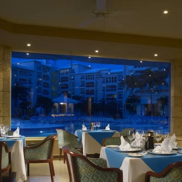 poolside restaurant at Occidental Costa Cancun