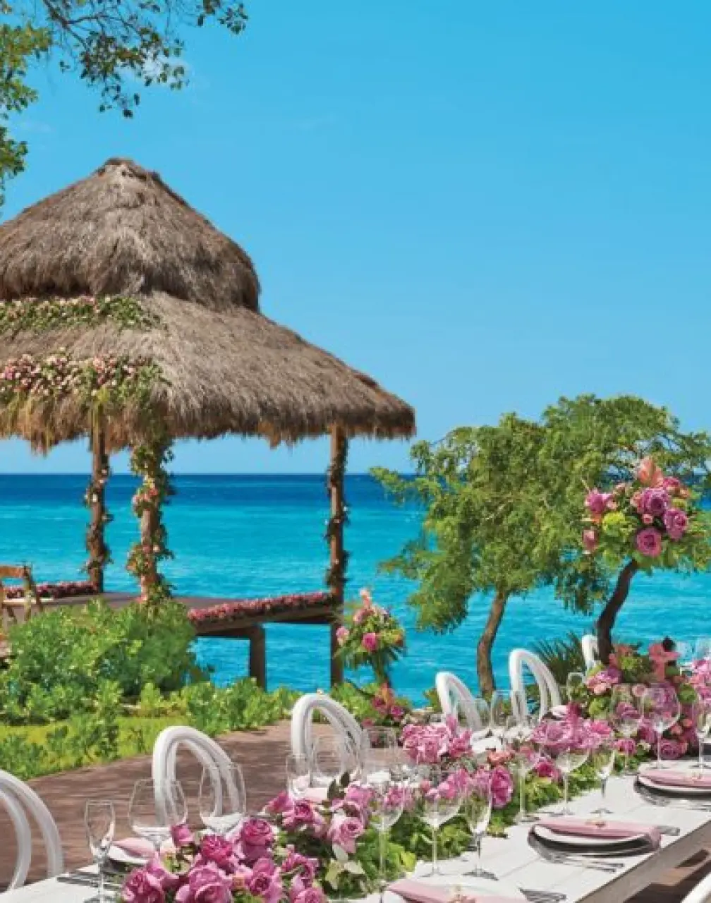 Thatched gazebo and oceanfront reception table at Dreams Cozumel Cape, Cozumel