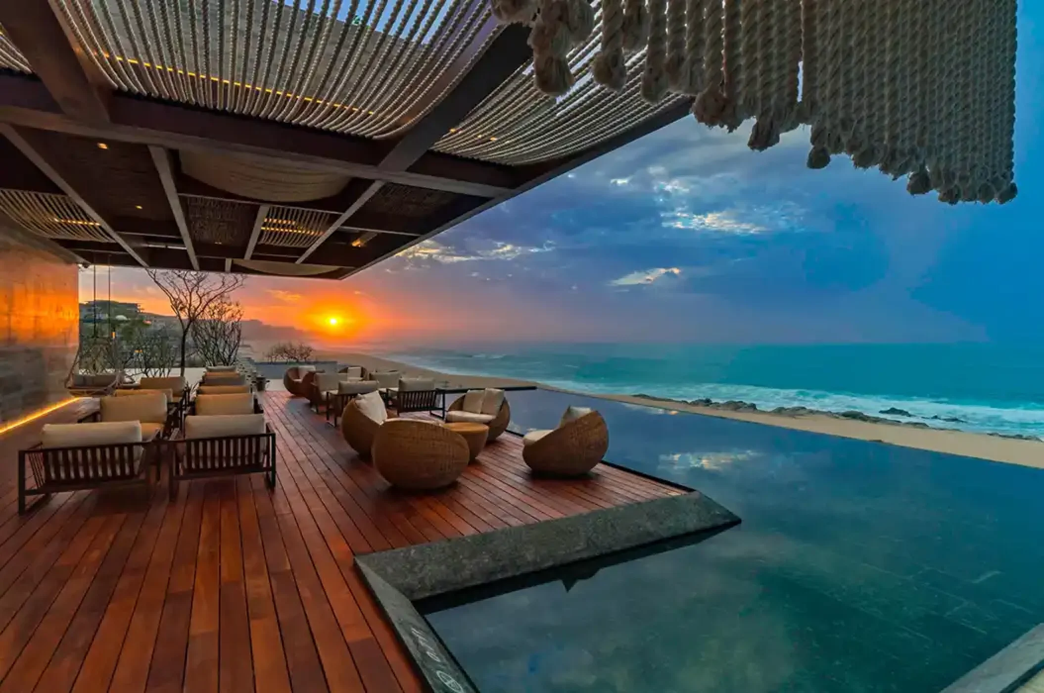 Mako lounge bar at Solaz Los Cabos