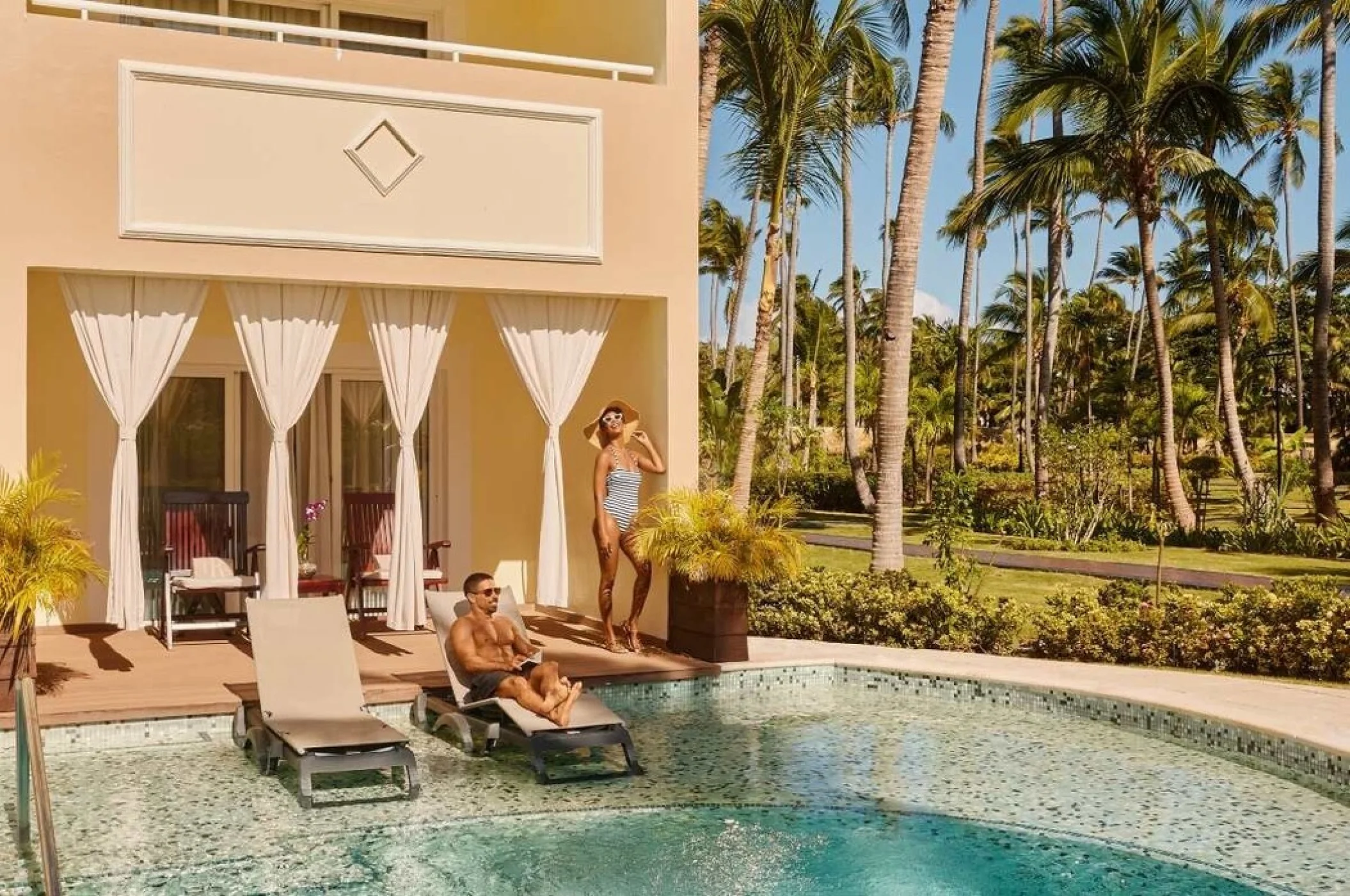 couple in their swim out suite at TRS Turquesa