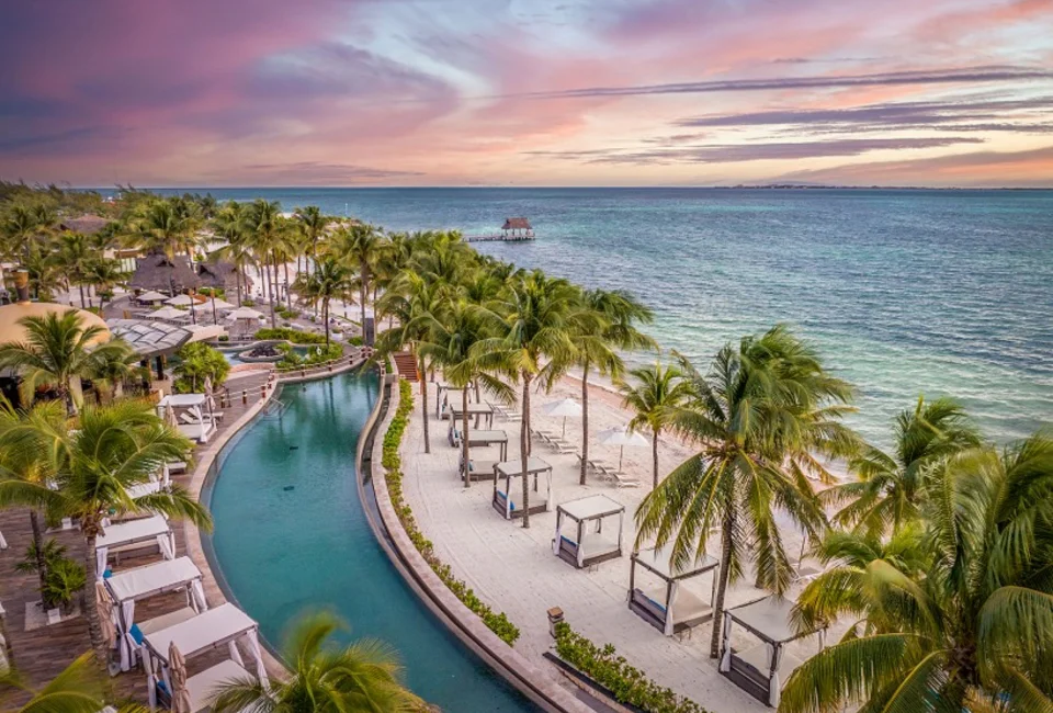 oceanfront pool and beach at Villa del Palmar Cancun