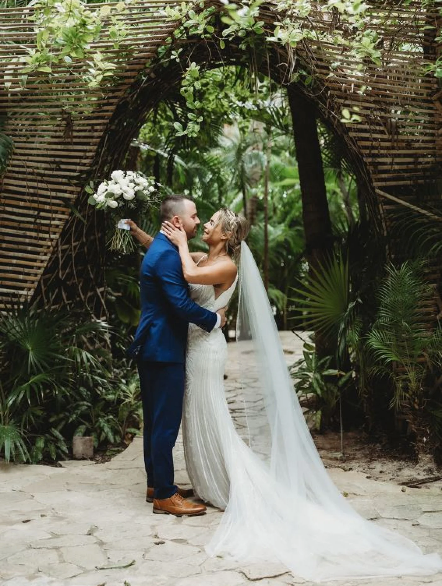 samantha and william lean in for a kiss