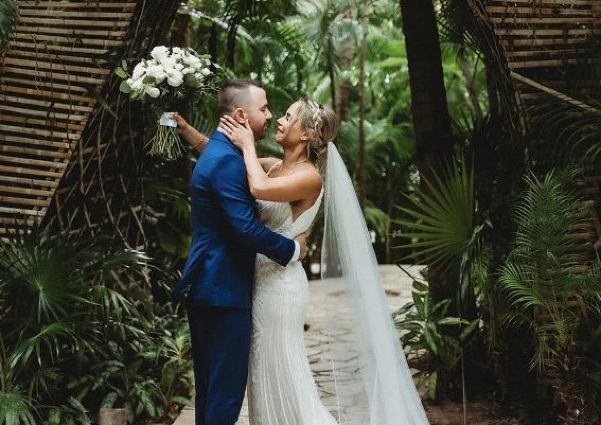 samantha and william lean in for a kiss