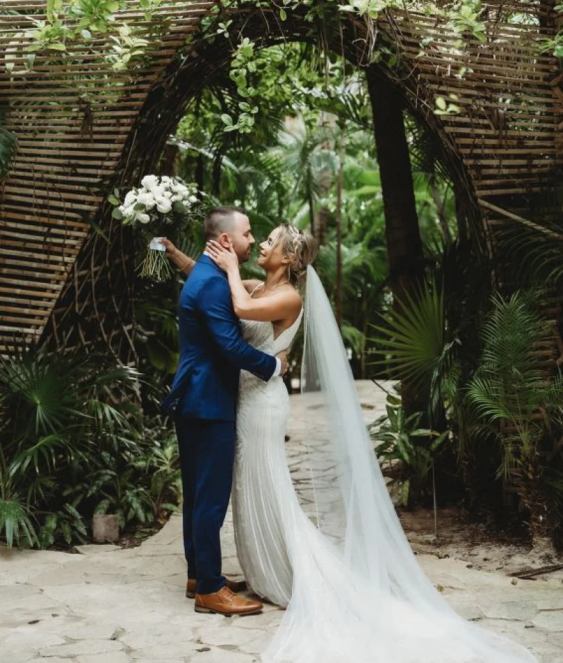samantha and william lean in for a kiss