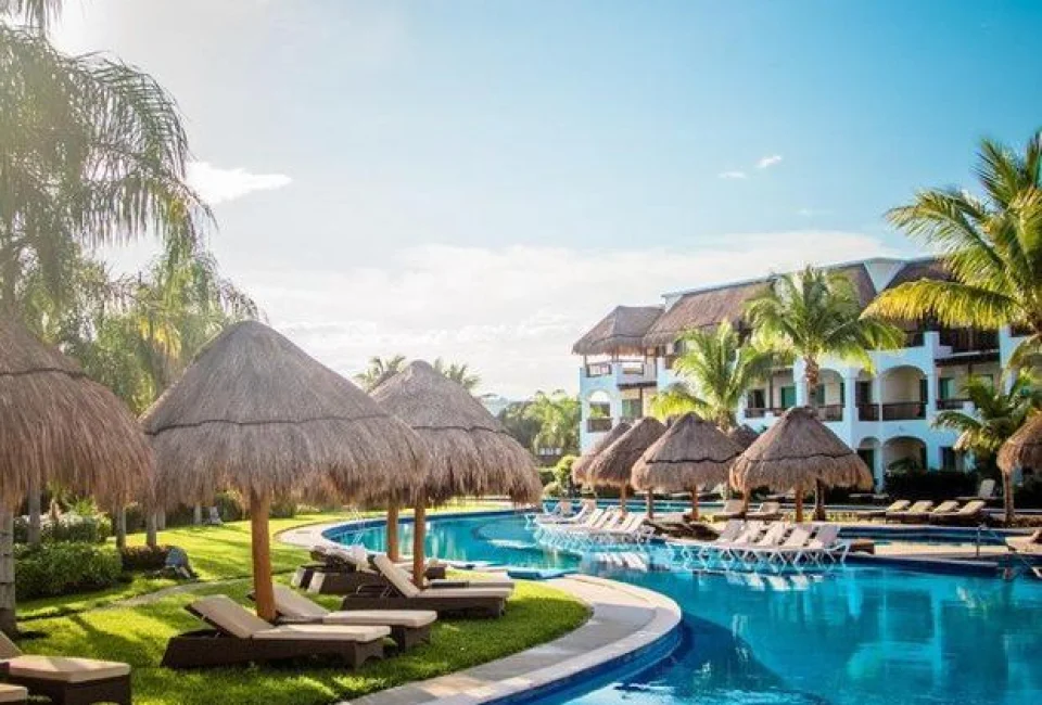 Valentin Imperial Riviera Maya swim-out suite pool
