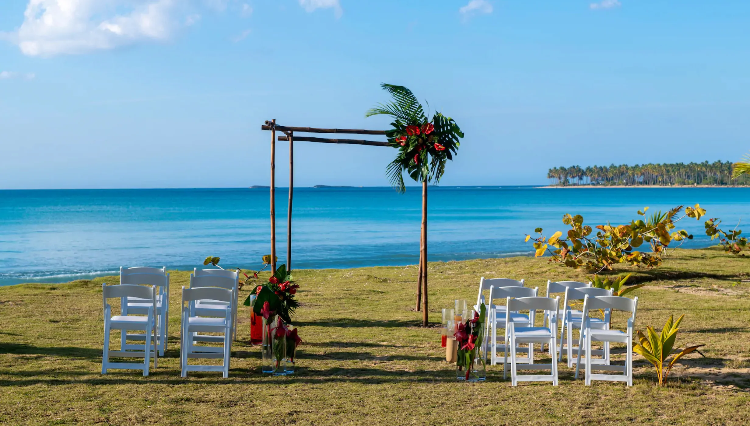 Ceremony on the garden at Viva Wyndham V Samaná