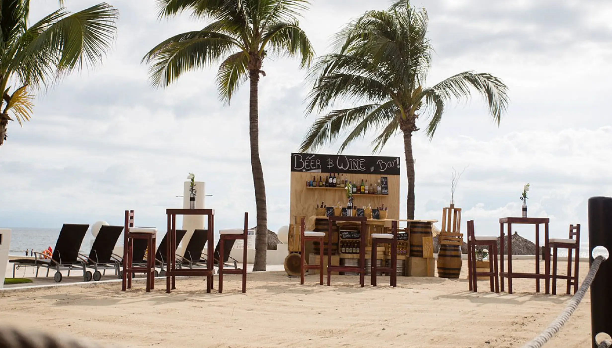 Cocktail decor on the beach at Wyndham Alltra Riviera Nayarit.