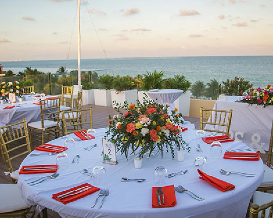 table's decoration at wedding reception