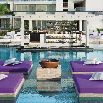 Breathless Riviera Cancun Twist Squeeze swim-up poolbar