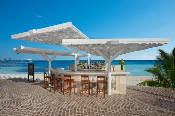 Bar twist and squeeze at Breathless Cancun Soul Resort & Spa