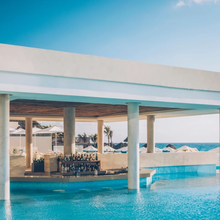 Coral Level Iberostar Cancun pool bar area