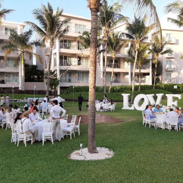 Dinner reception on the garden at Dreams Jade resort and spa