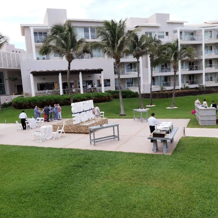 Cocktail party on the fountain at Dreams Jade resort and spa