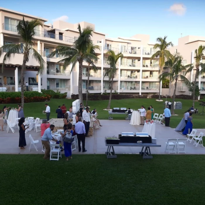 Cocktail party on the fountain at Dreams Jade resort and spa