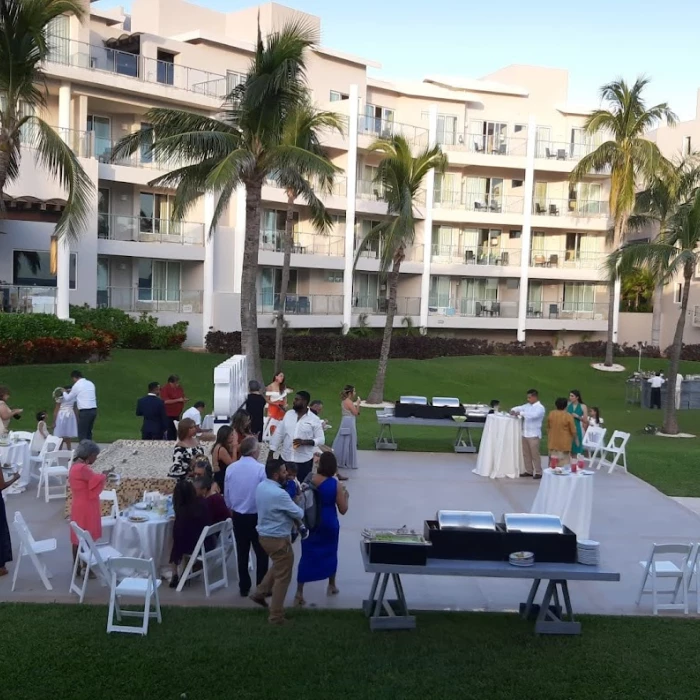 Cocktail party on the fountain at Dreams Jade Resort and spa